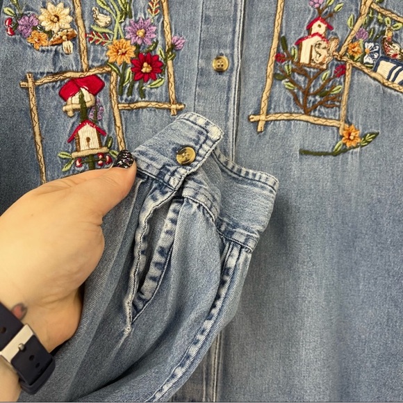 Casey & Max. Embroidered Chambray Button Down Shirt. Size Medium. Good used cond - Picture 3 of 6